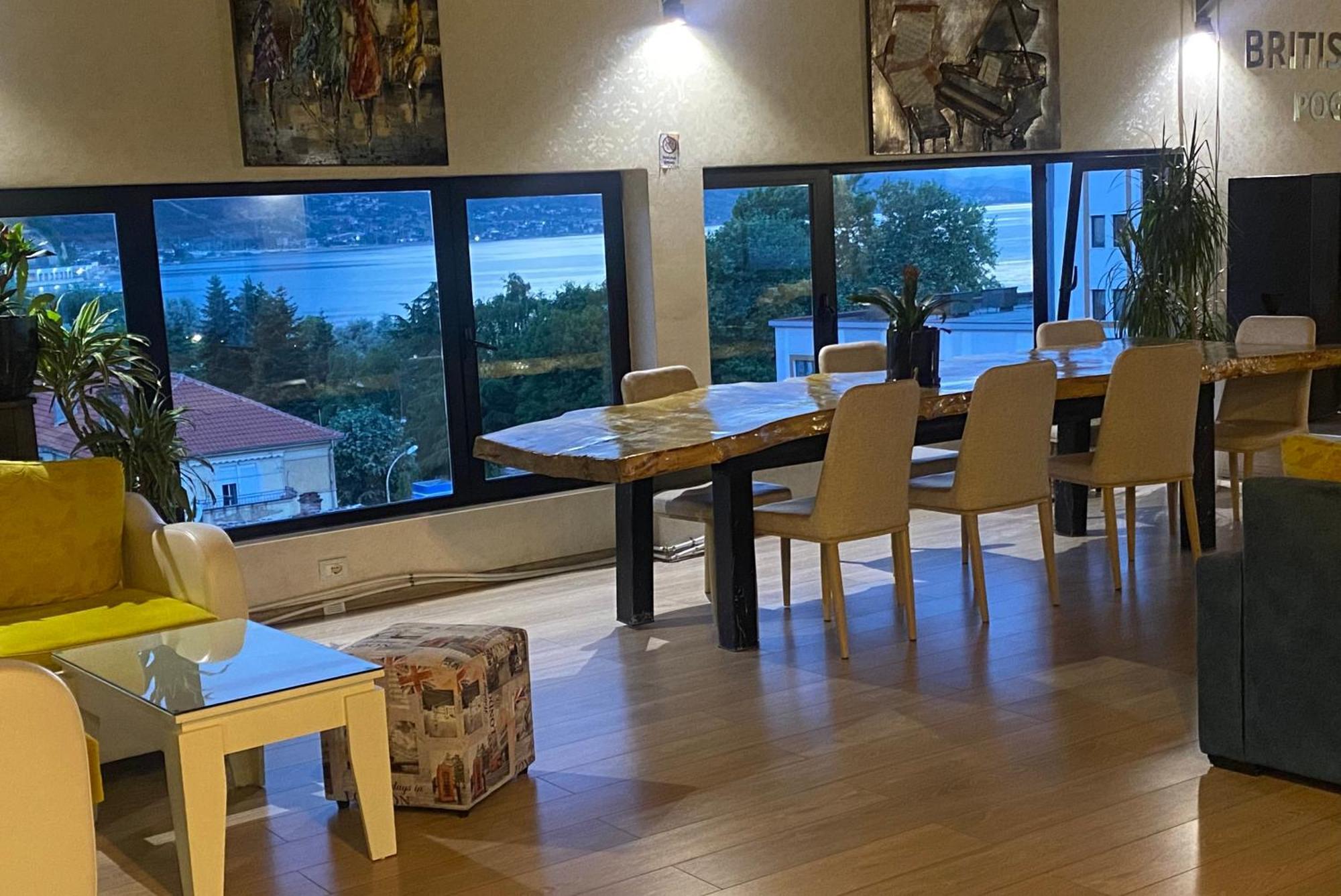 British Hotel פוגרדץ מראה חיצוני תמונה