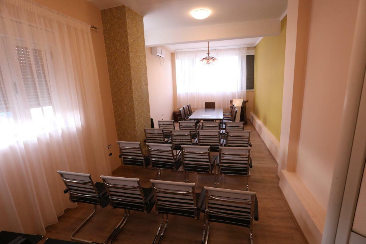 British Hotel פוגרדץ מראה חיצוני תמונה